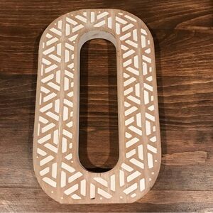 ▪️Whitewashed Letter “O” Decor